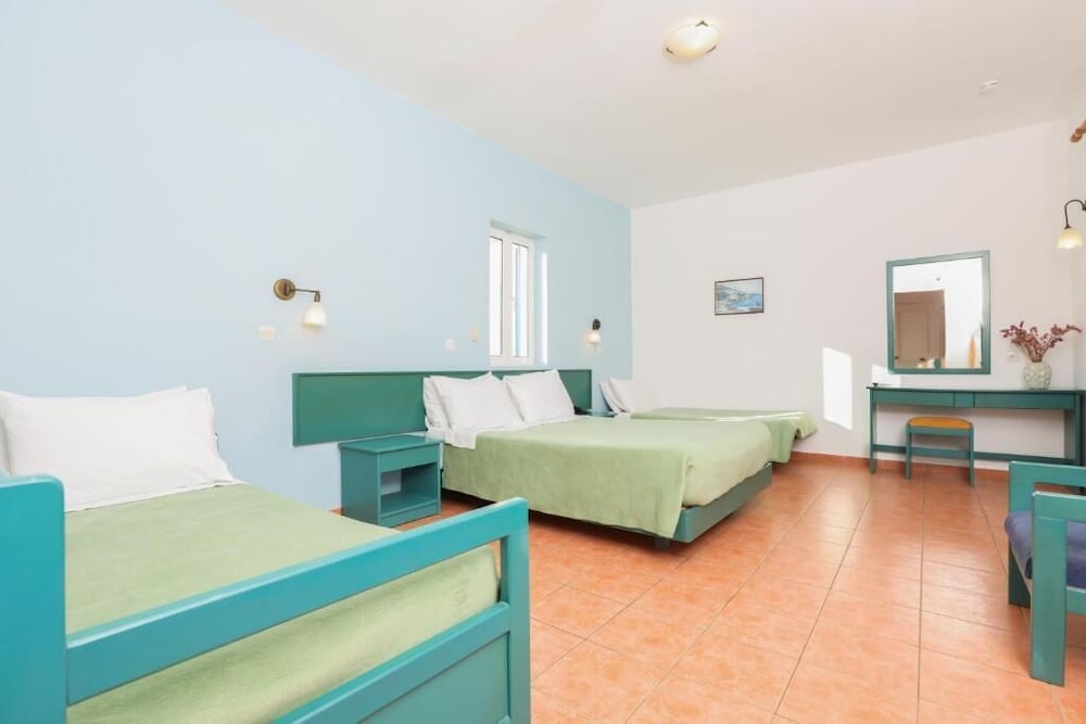 THREE STARS BEACH HOTEL 24/60