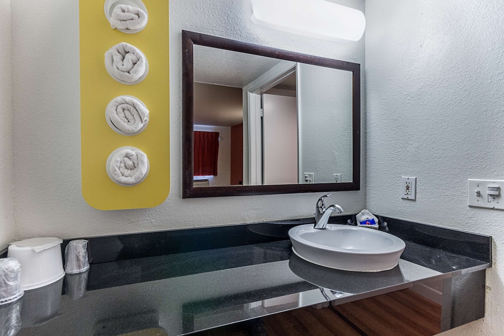 Motel6 Fresno, CA 49/51