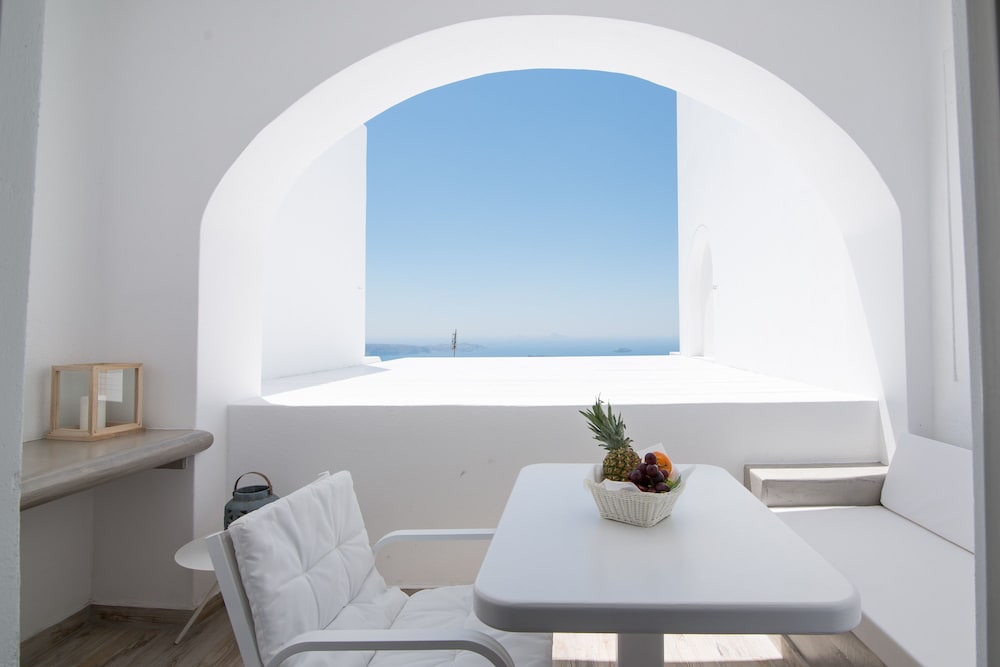 Aqua Luxury Suites 68/75