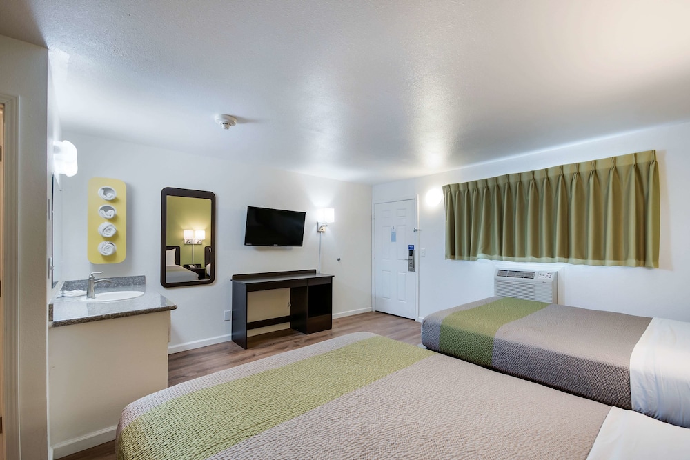 Motel6 Burlington, WA 23/45