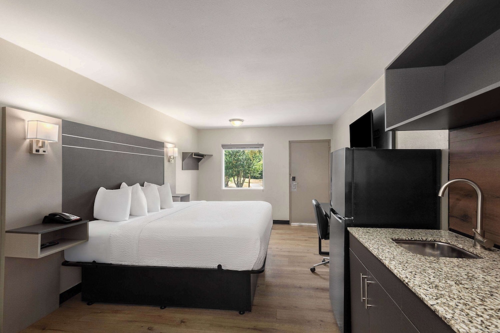 Baymont by Wyndham Dothan 25/48