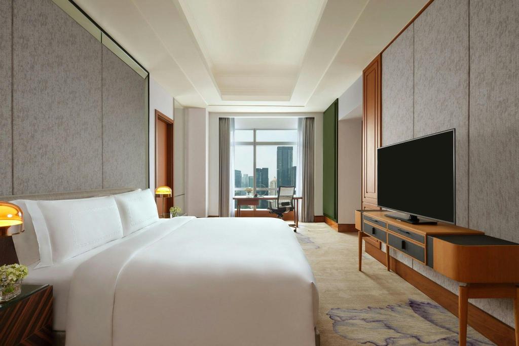 Mayfair, Suite, King Bed, City View, Club Lounge Access, Corner
