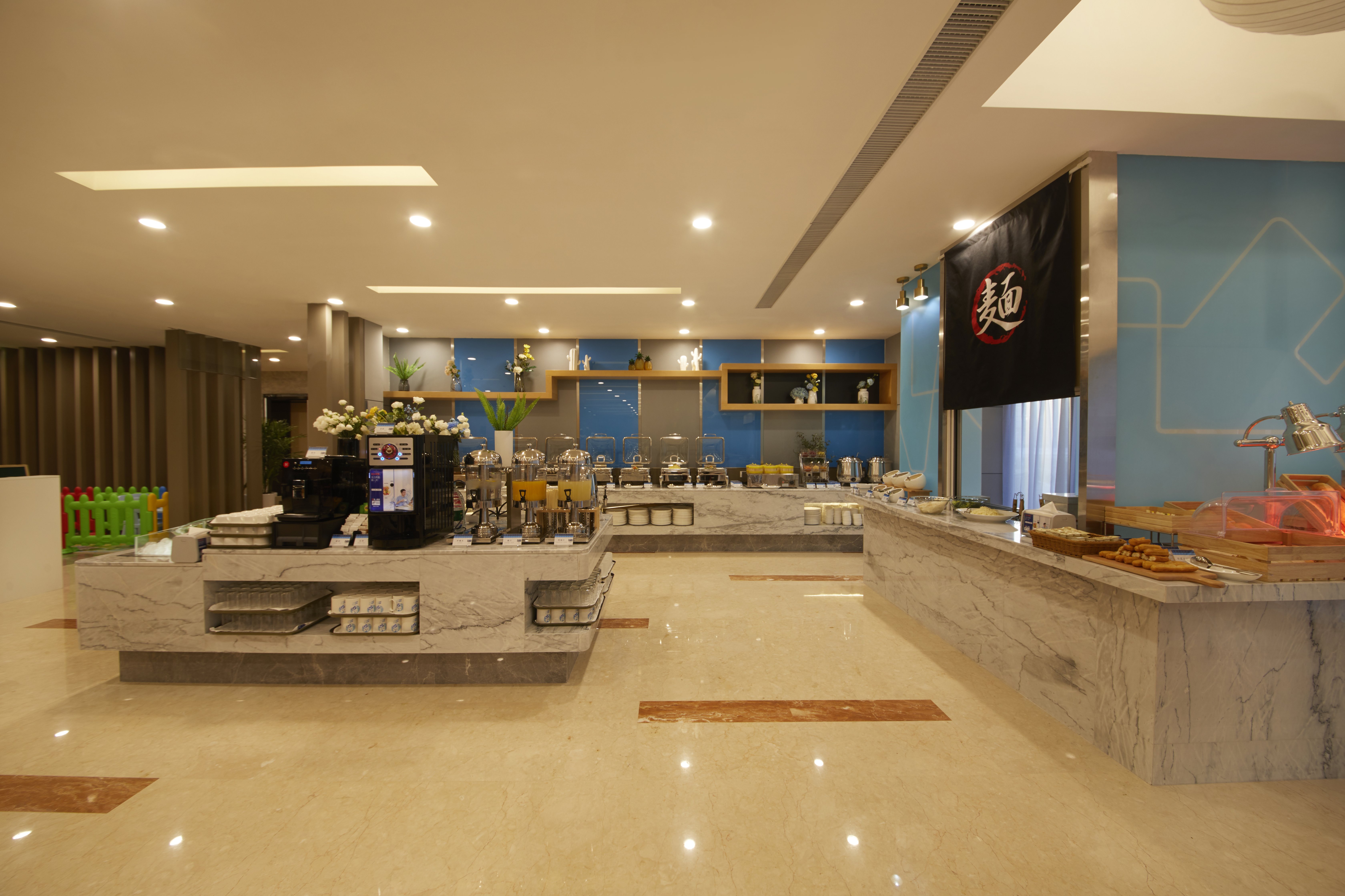 Holiday Inn Express Zhengzhou Zhengdong 12/73