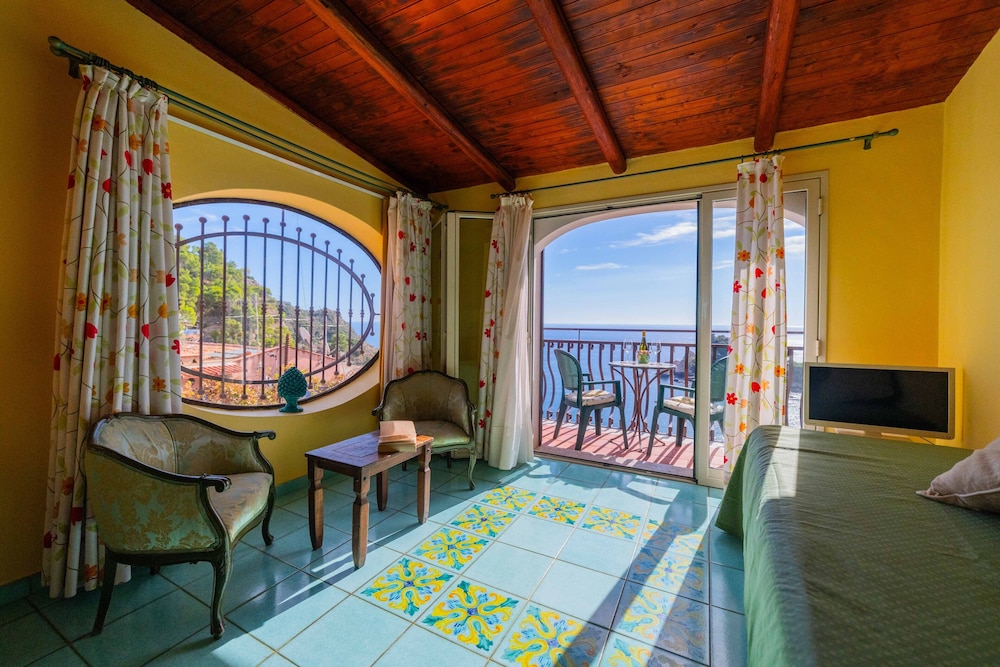 Mendolia Beach Hotel 24/47