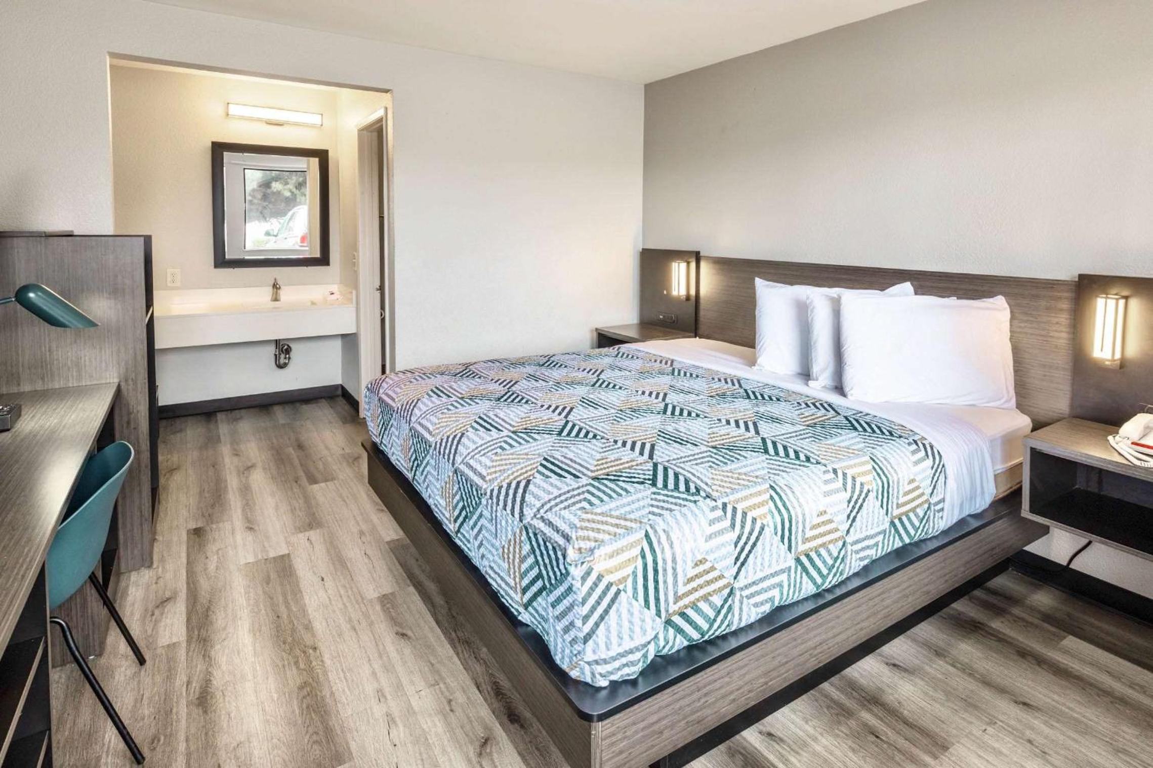 ROOM, KING BED