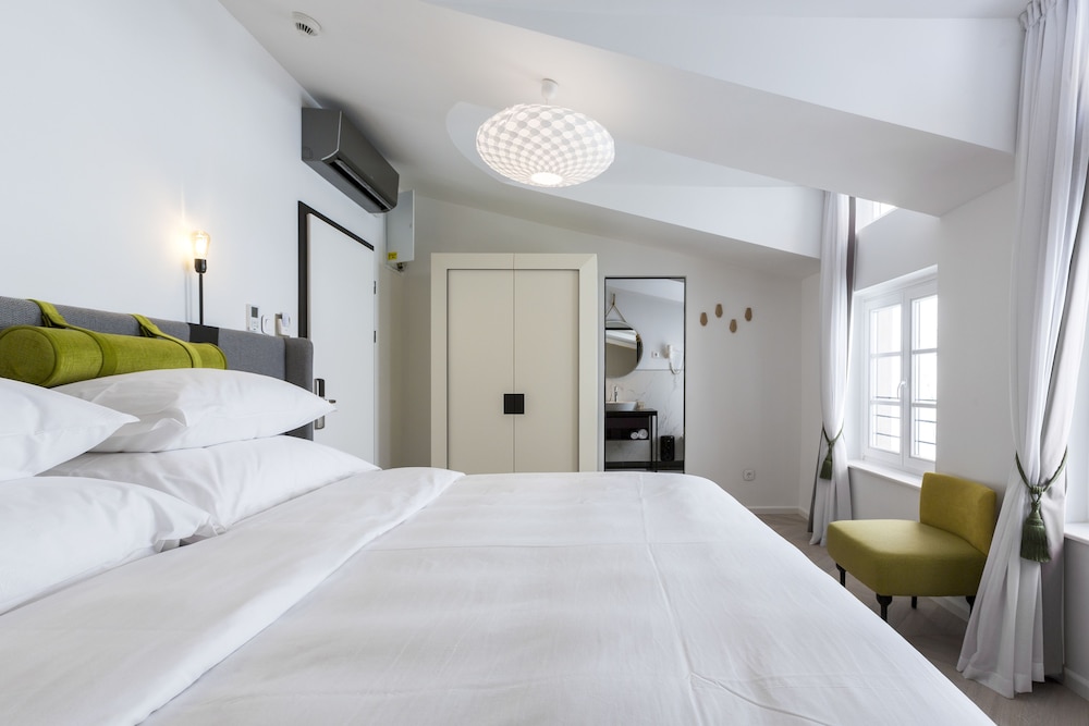 PETITE, DELUXE, DOUBLE BED