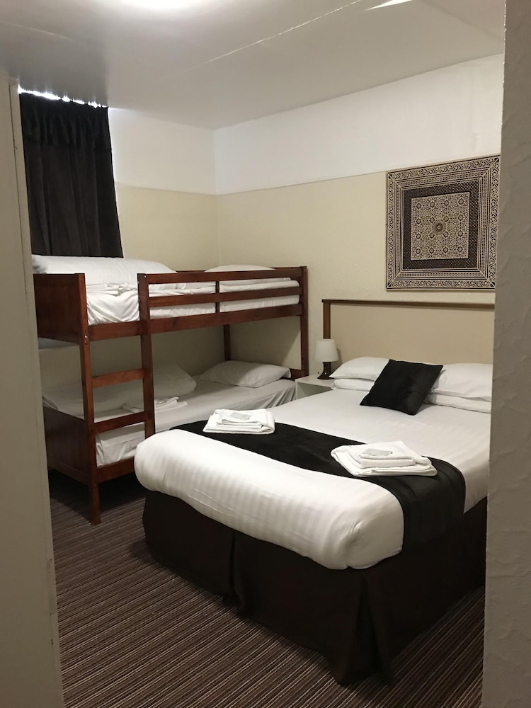 The Feathers Hotel 4/34