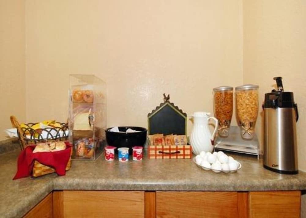 Econo Lodge Inn & Suites Waterloo Downtown 22/30