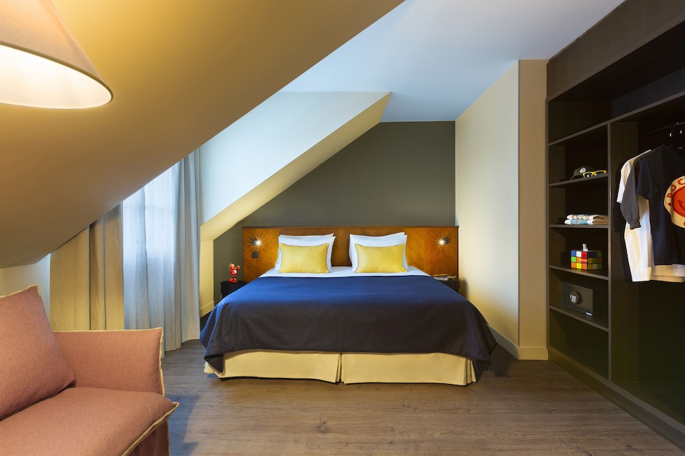 Superior, Triple, Queen Bed, Sofa