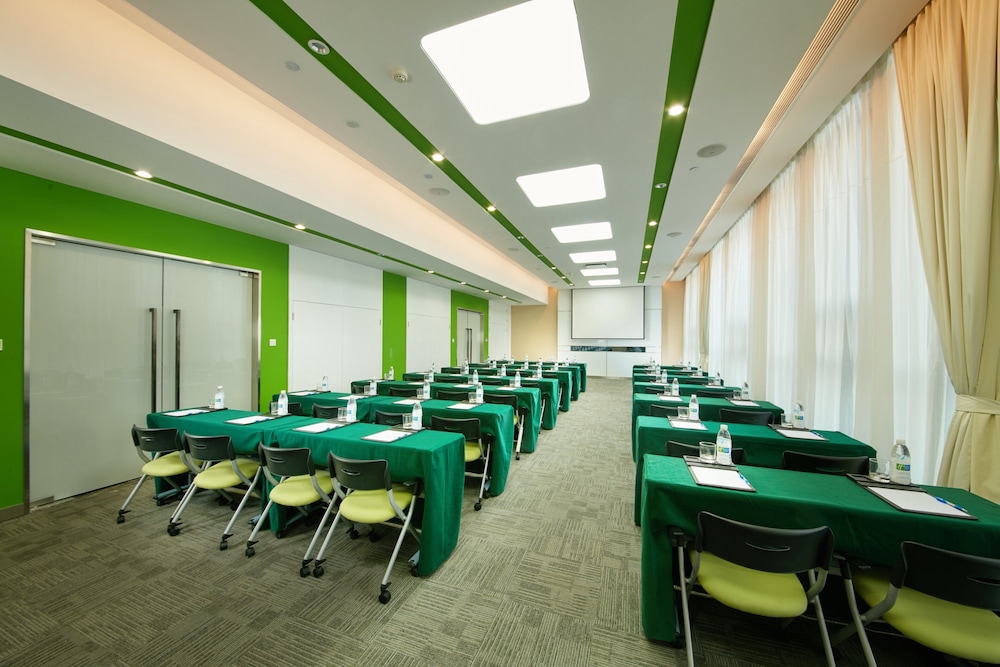 HOLIDAY INN EXPRESS LESHAN CITY SQUARE 40/43