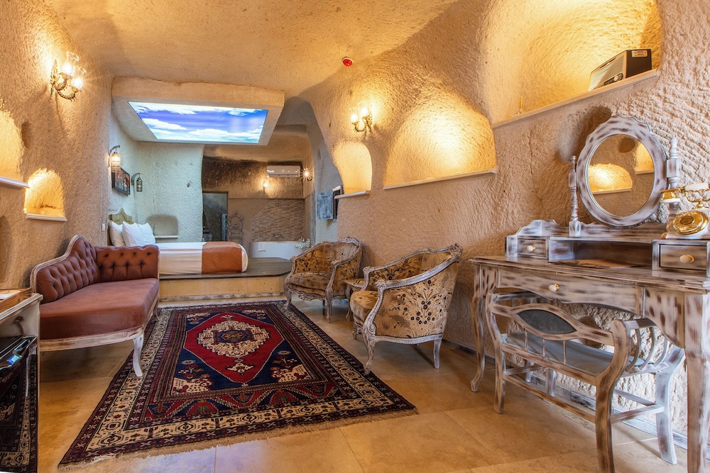Karlik Cave Suite 28/50