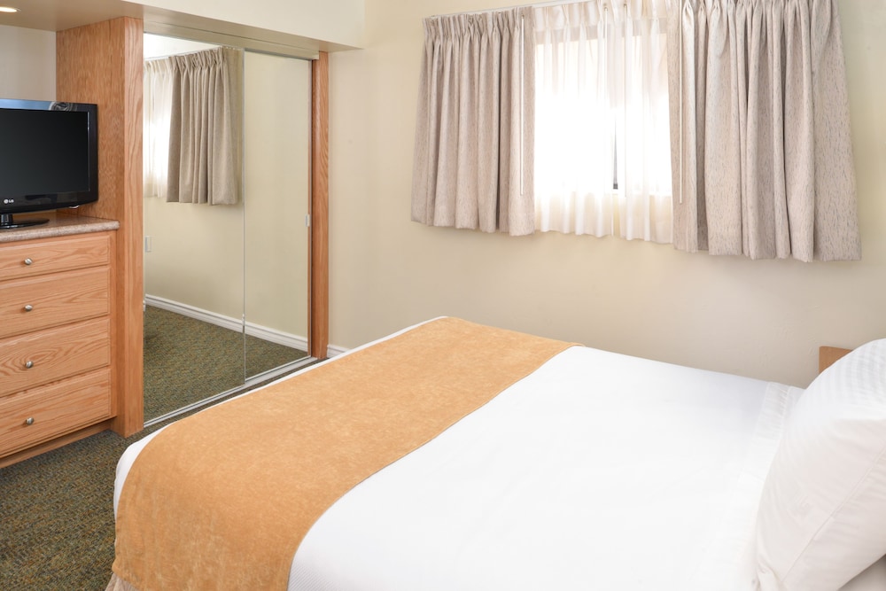 Edgewater Inn And Suites 32/76