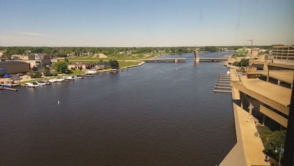 Oshkosh Waterfront Hotel & Conference Center