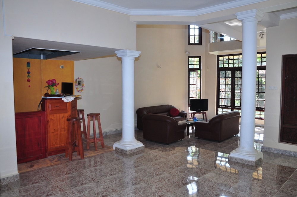 Sugandi Inn 4/40