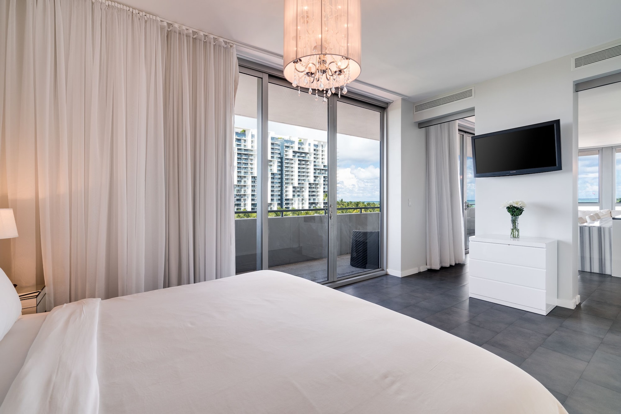 2 BEDROOMS, SUITE, BALCONY