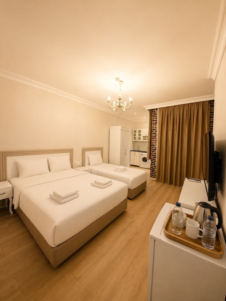 Royal Garden Suite Hotel 15/45