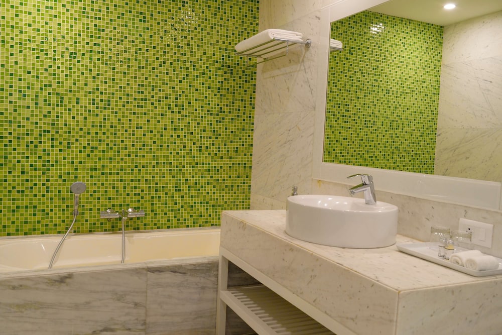 غرفة ديلوكس بسرير مزدوج وسرير فردي بشرفة، Sarovar Portico Outer Ring Road Bengaluru 4/6