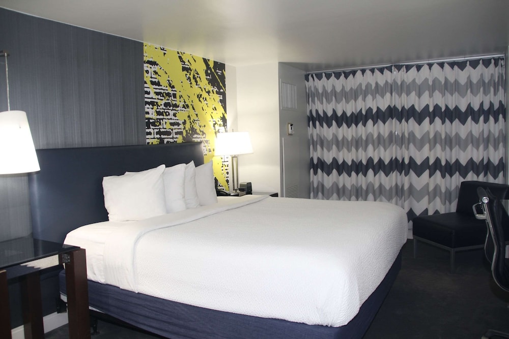 Comfort Inn & Suites Baltimore Inner Harbor 8/39
