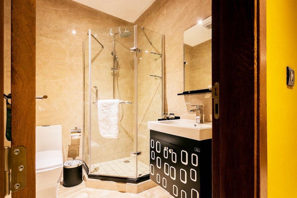 Oak Plaza Suites 18/66