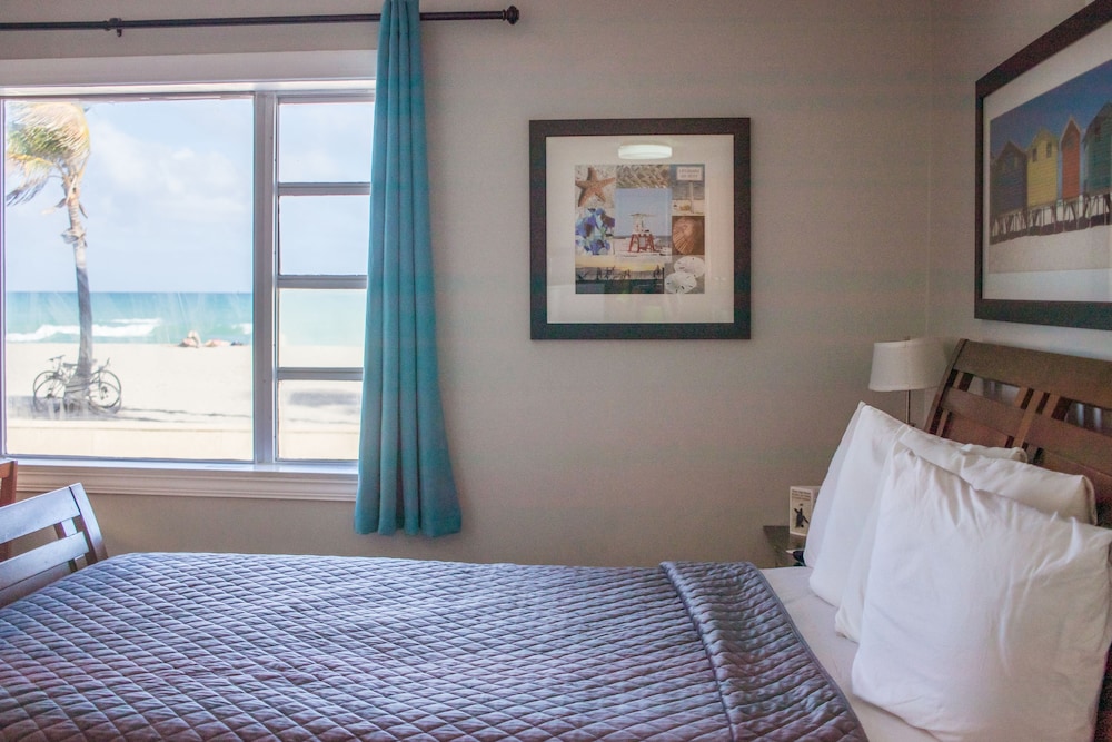 ROOM, QUEEN BED, OCEAN FRONT