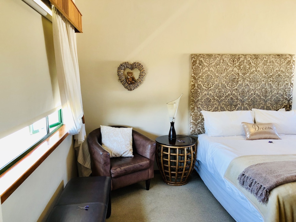 Sandra's Guest House 11/55