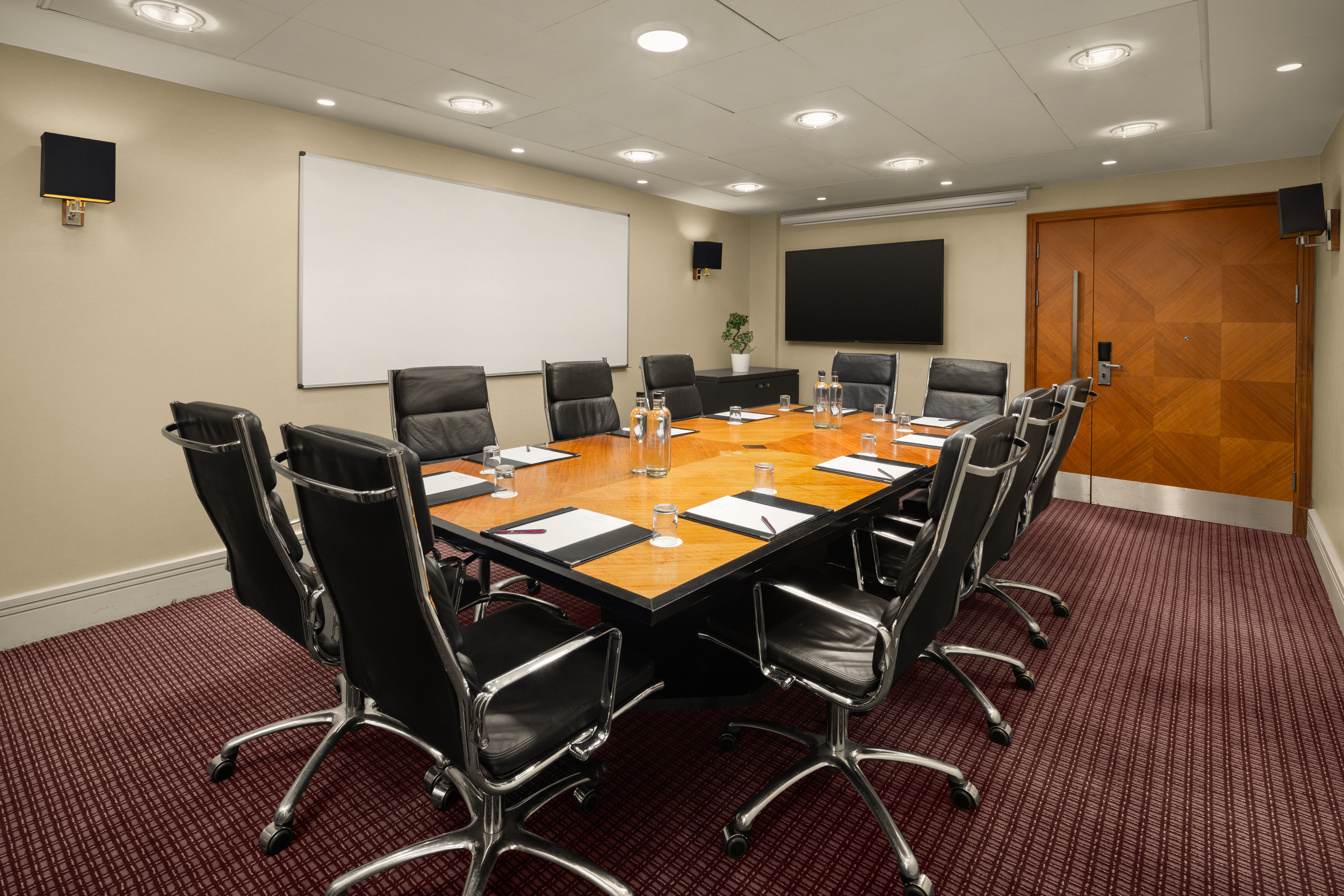 Crowne Plaza Ealing 65/76