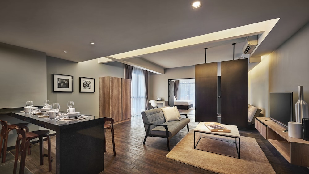 Tropics Eight Suites 38/61