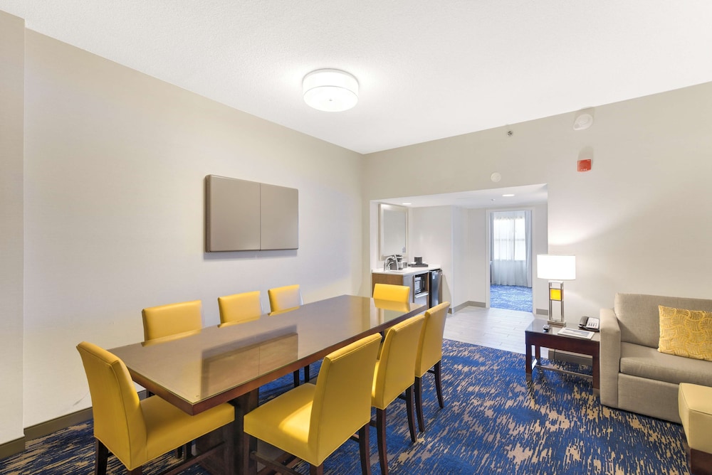 Embassy Suites Alexandria Old Town 43/51
