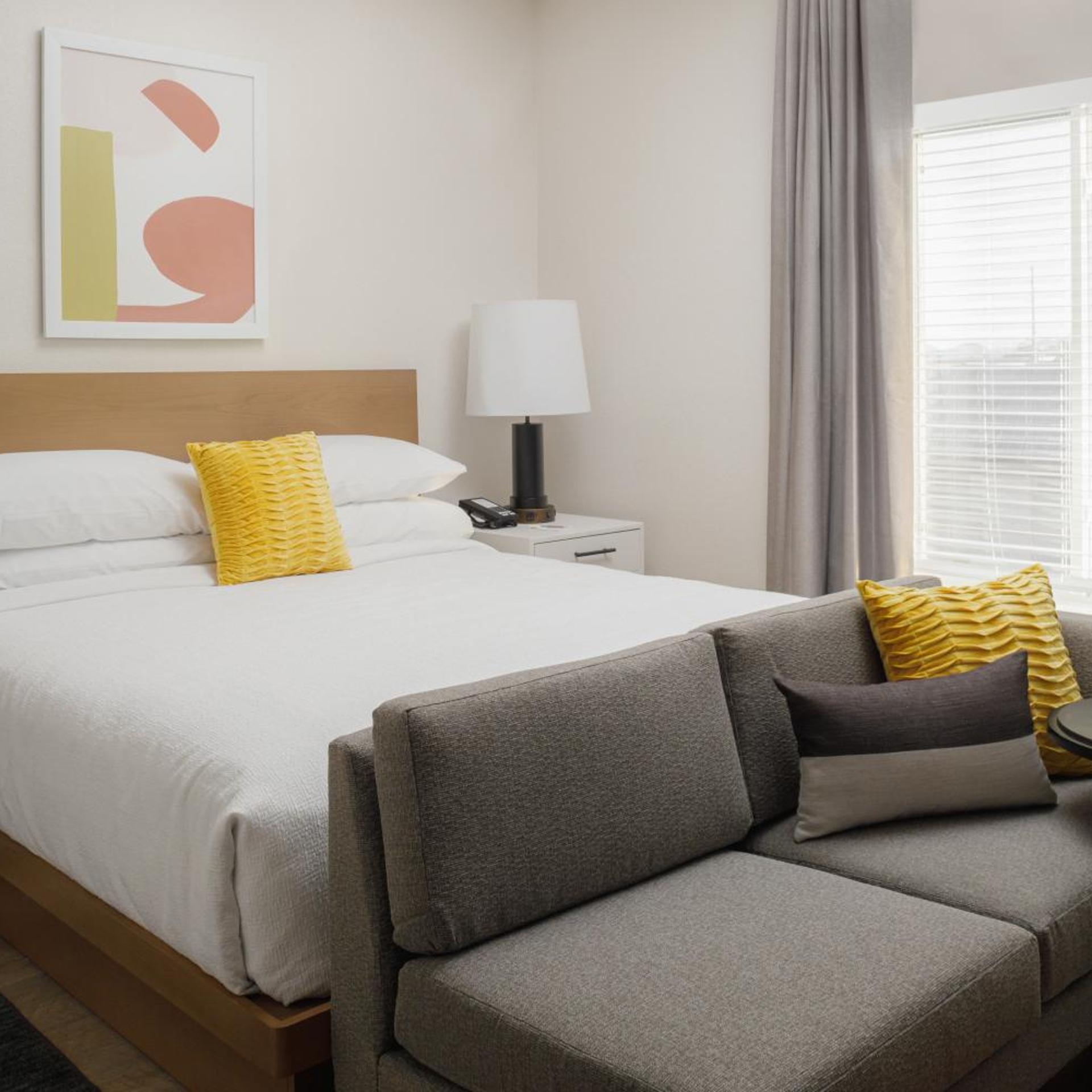 STUDIO, SUITE, KING BED, BALCONY