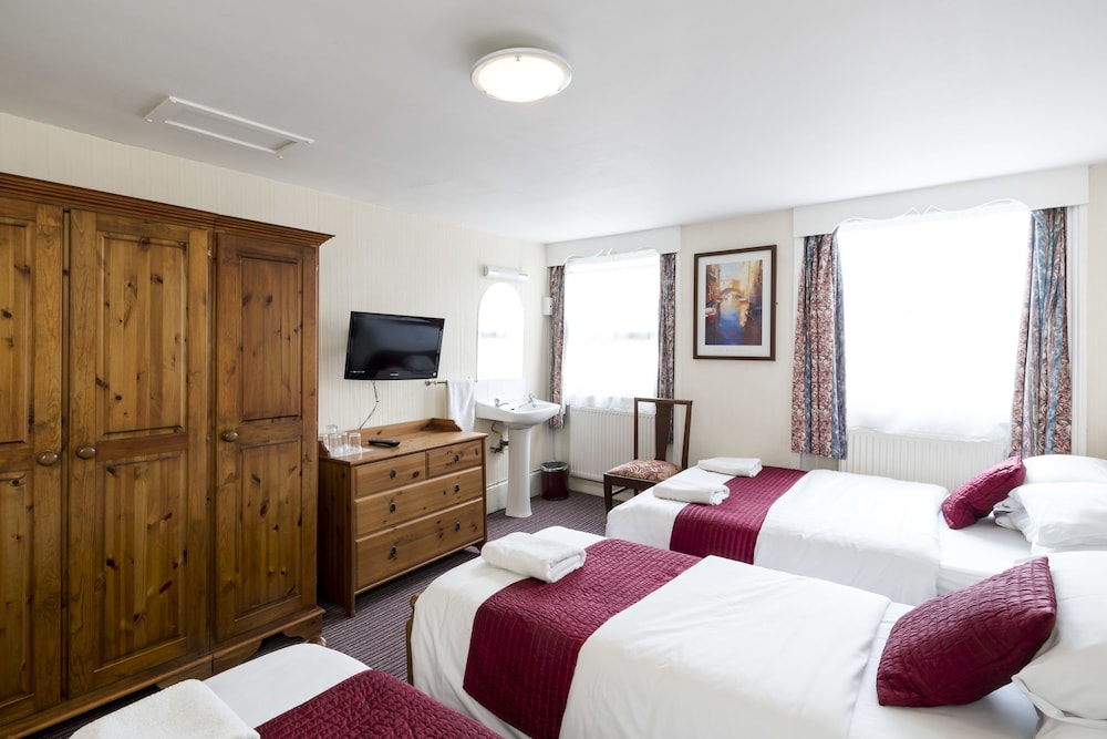 St Athans Hotel 31/73