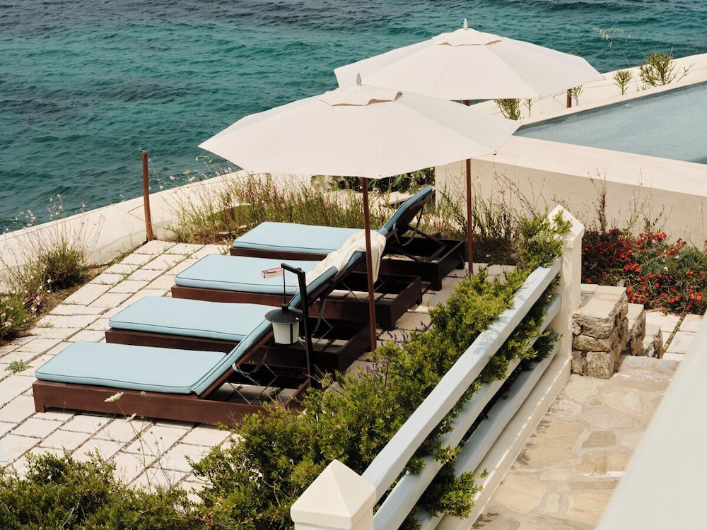 Belvedere Waterfront Villa and Suites 45/49
