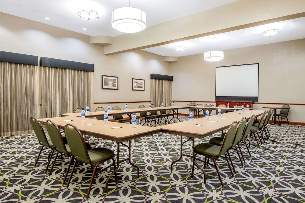 La Quinta Inn and Suites by Wyndham Gainesville 32/35