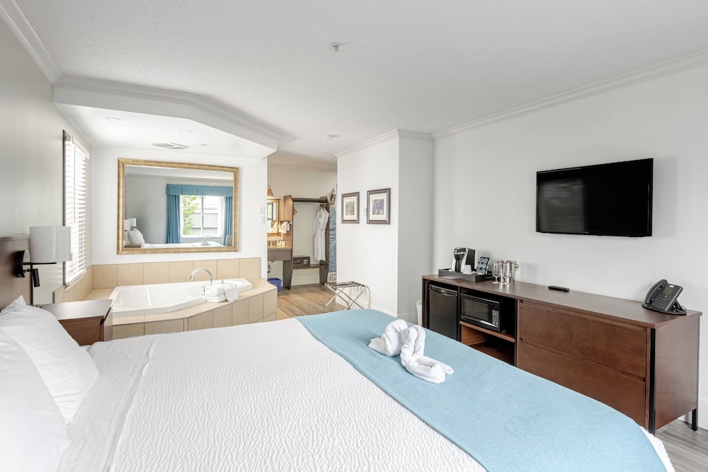 Suite, King Bed, Jetted Tub, Ramada By Wyndham Surrey/Langley 3/10