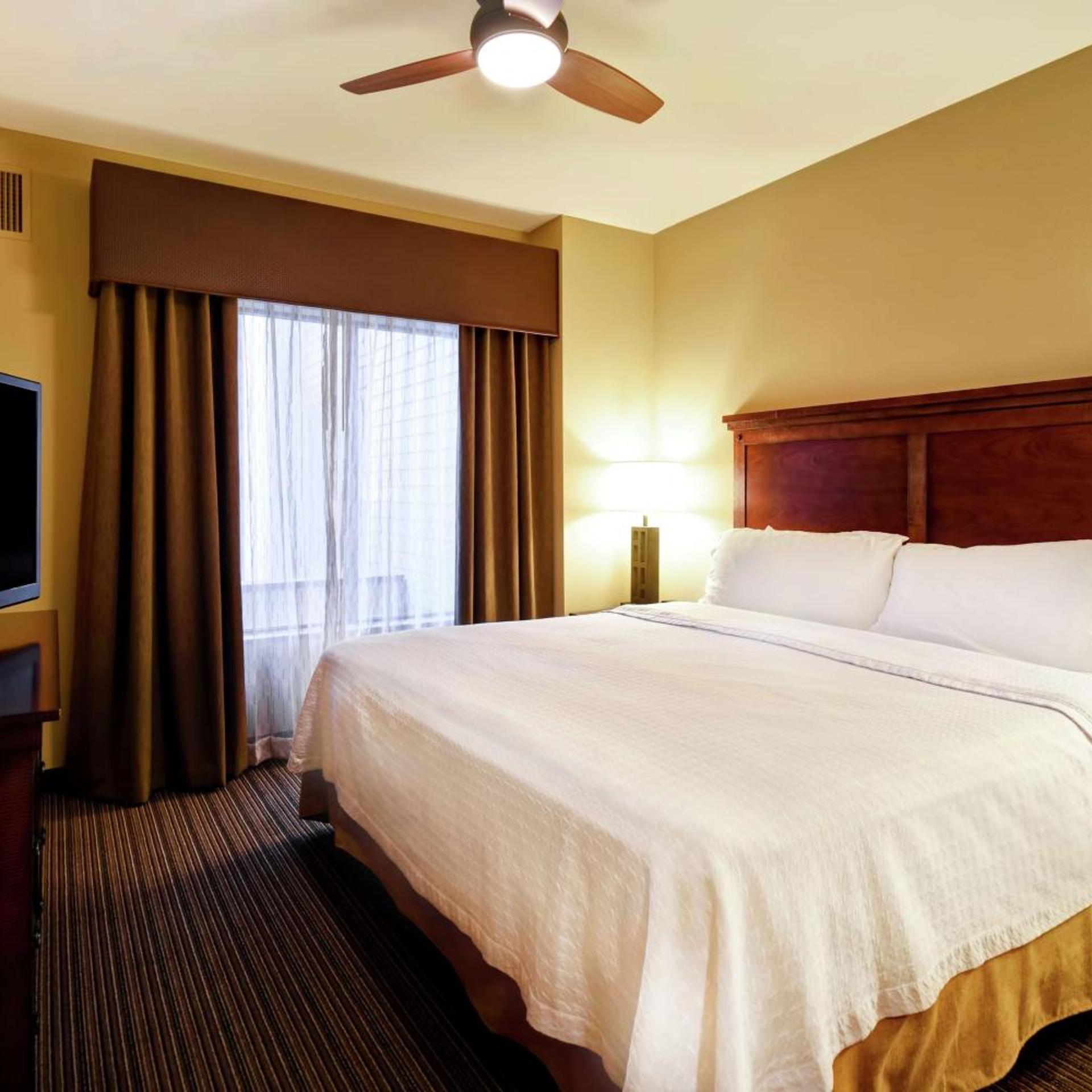 1 Bedroom, Suite, King Bed, Sofa