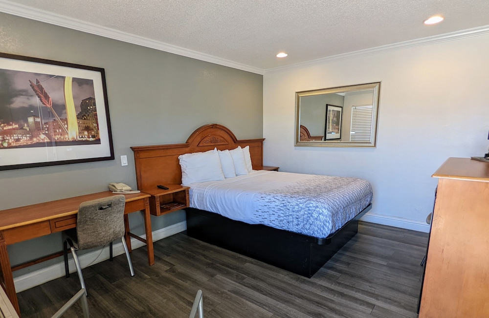 Deluxe Inn 20/50
