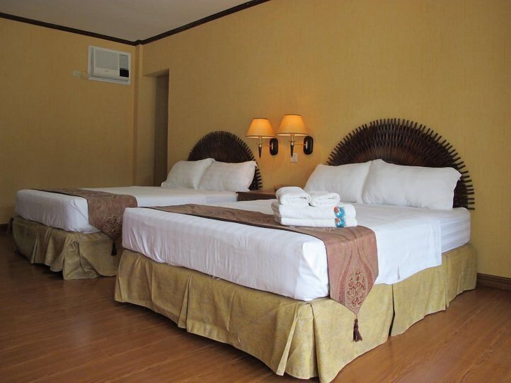 DELUXE, 2 DOUBLE BEDS