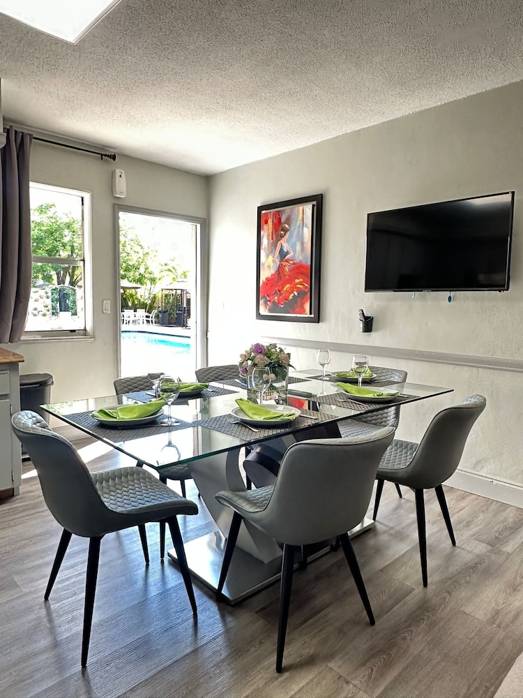 Sheridan Suites Apartment Hotel 61/69