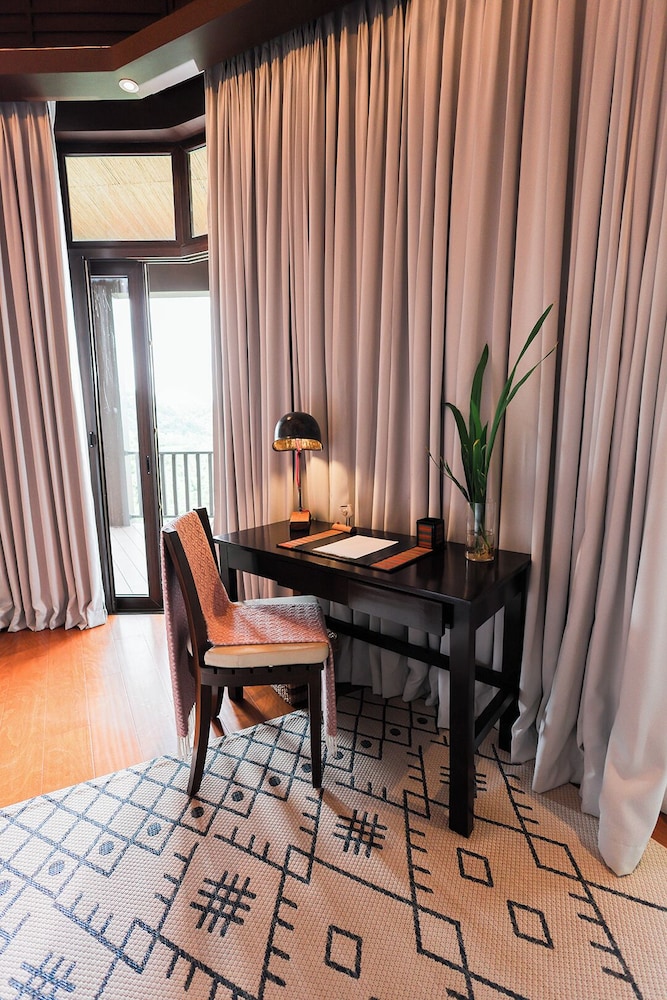 Lihim Resorts 61/75