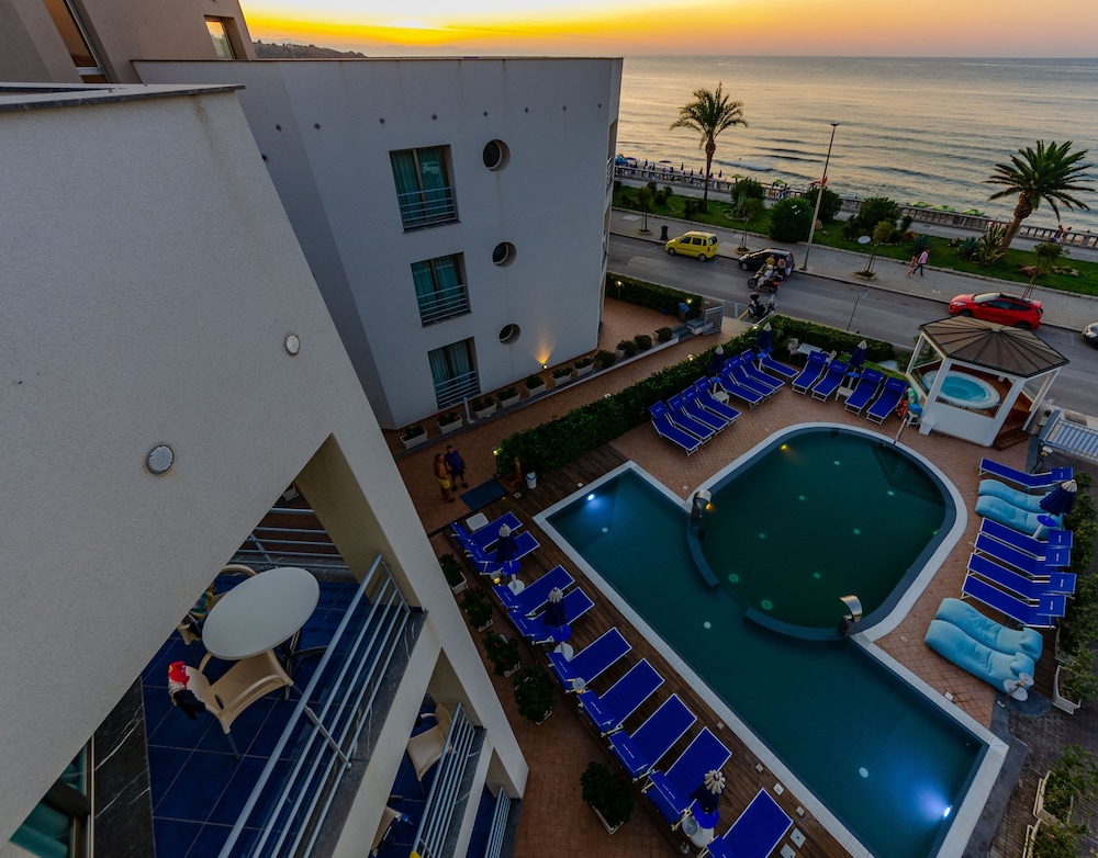 Astro Suite Hotel 8/50