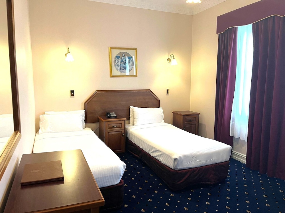 Deluxe, Twin Beds