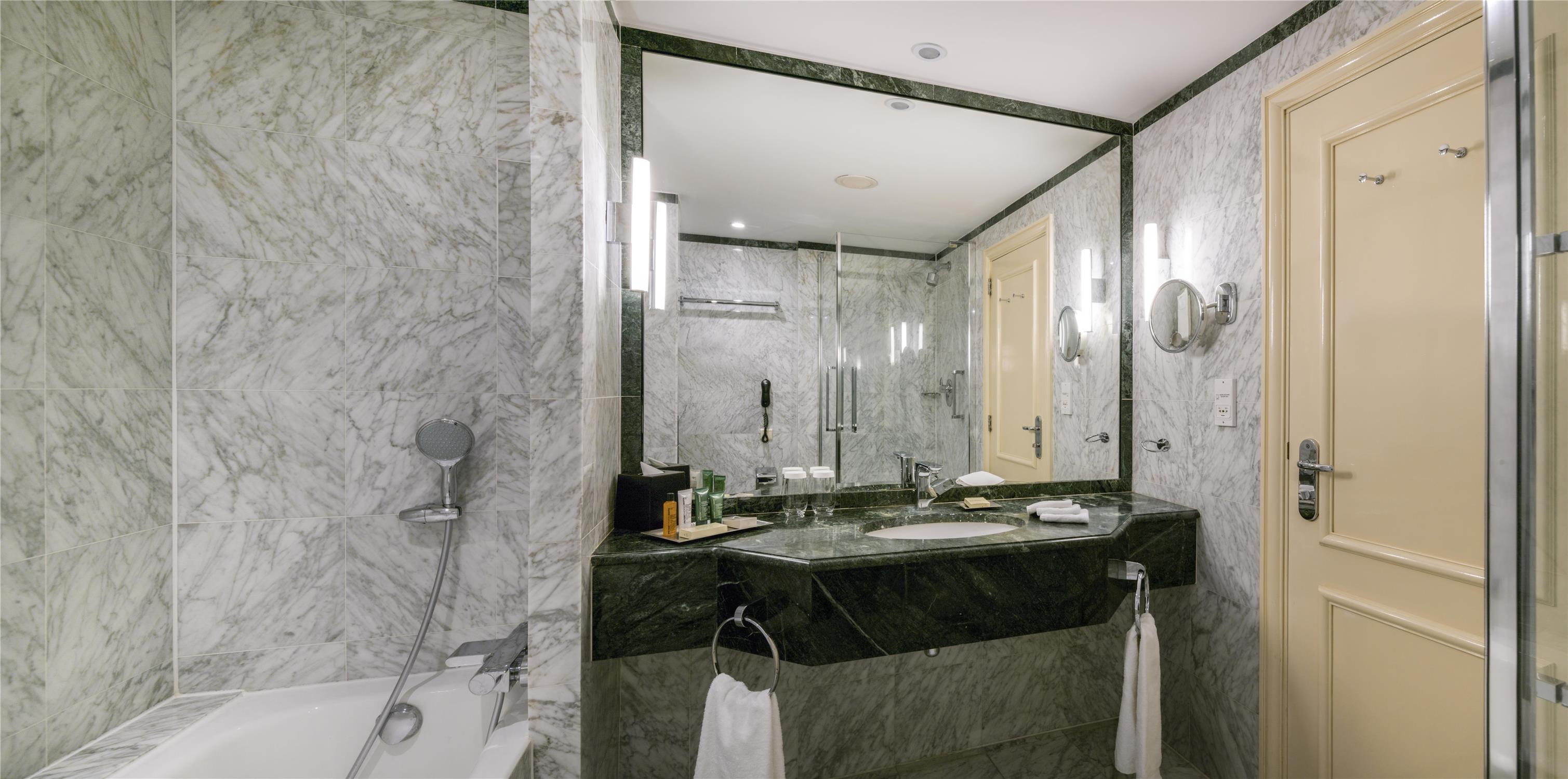 غرفة تنفيذية بسرير كينج مع دخول الصالة، Hilton Brussels Grand Place 4/4