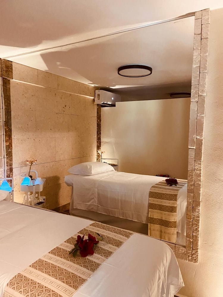Santa Maria Hotel And Suites 25/47