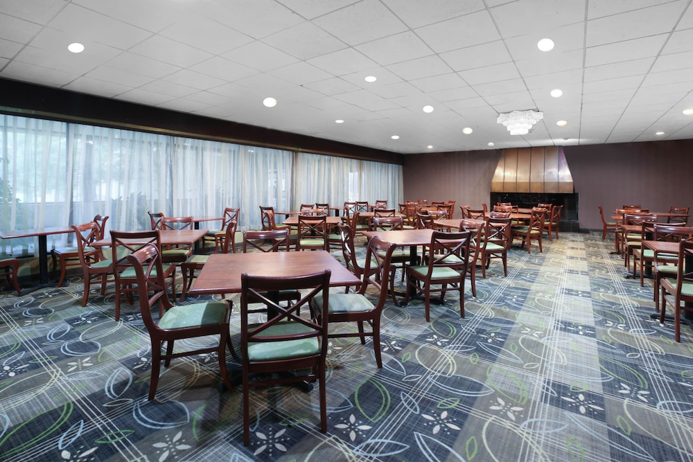 Days Inn by Wyndham Plattsburgh 32/37