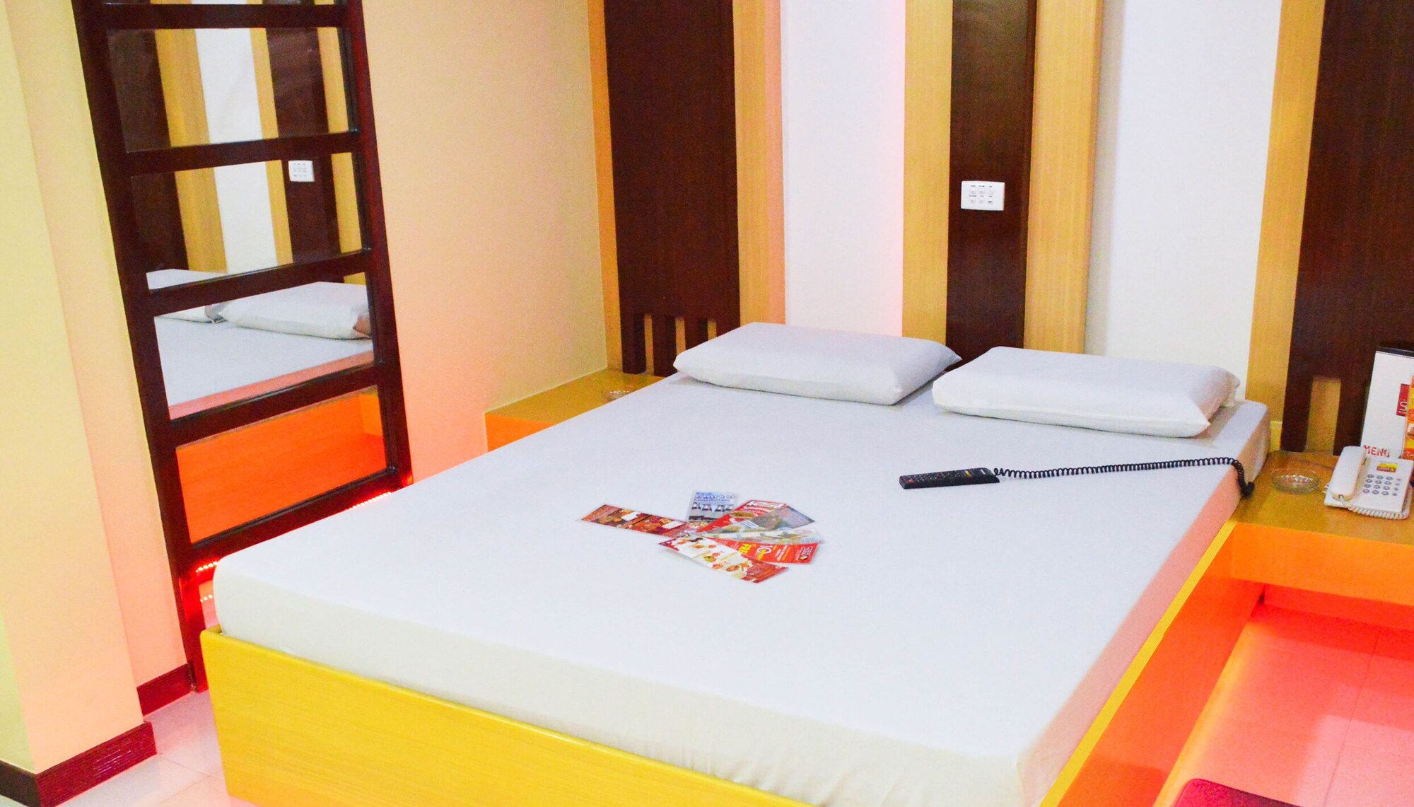 DELUXE, QUEEN BED