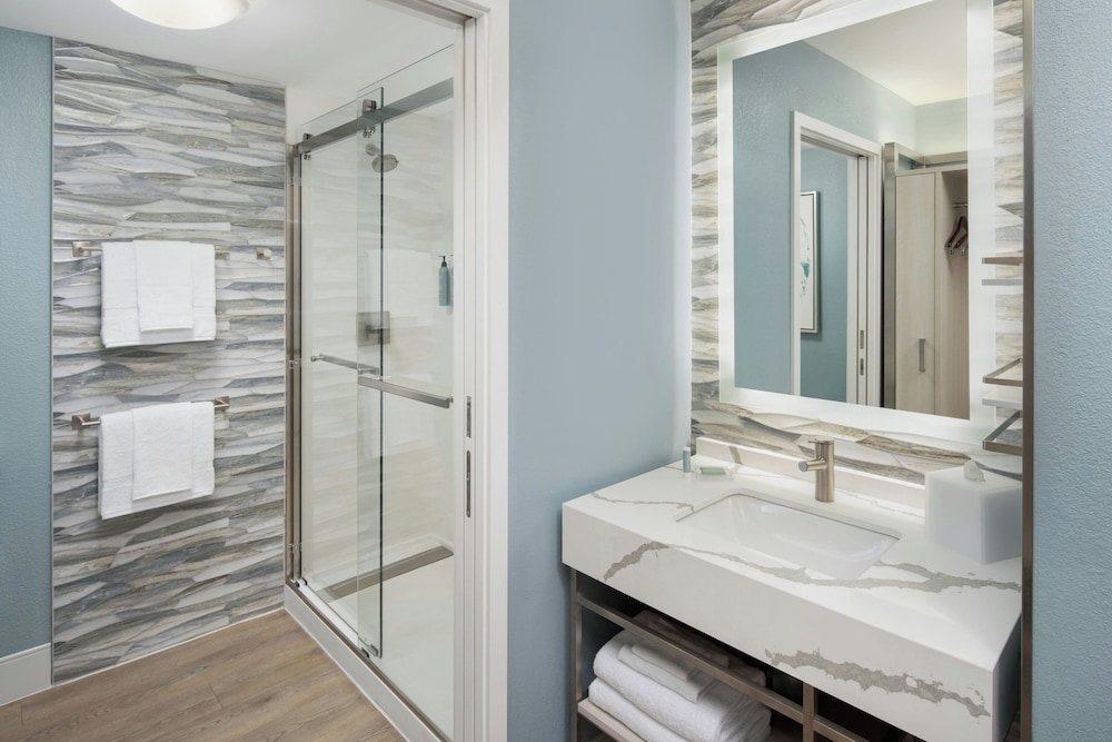 Room, King Bed, Water View, Sofa، Courtyard Charleston Waterfront 2/6