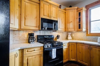 Town Pointe By Lespri Management 38/50