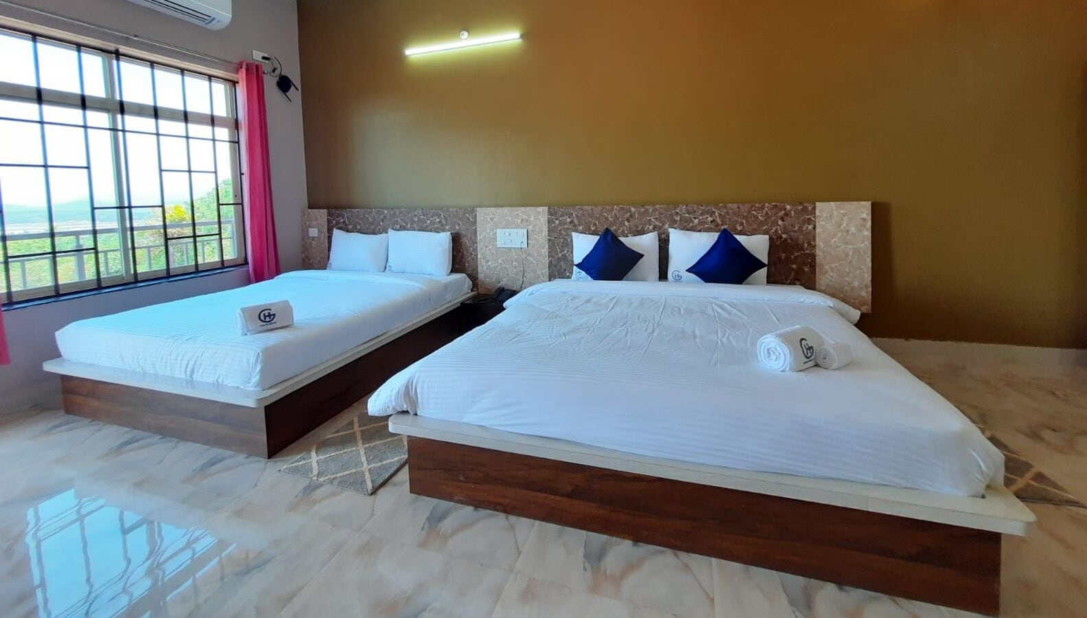 Executive, 1 Queen and 1 Single Bed