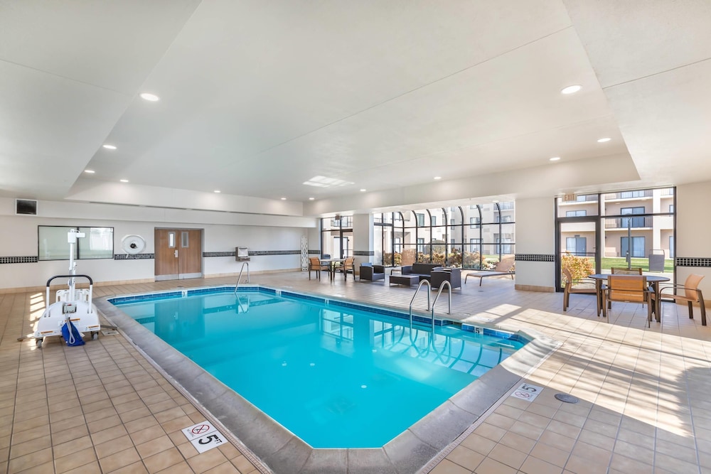 Comfort Inn and Suites Arlington Heights Wilke Rd 31/69