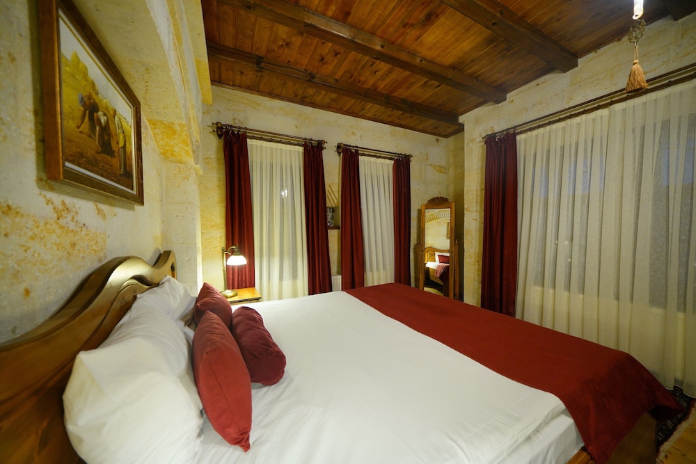 Harman Cave Hotel 27/78