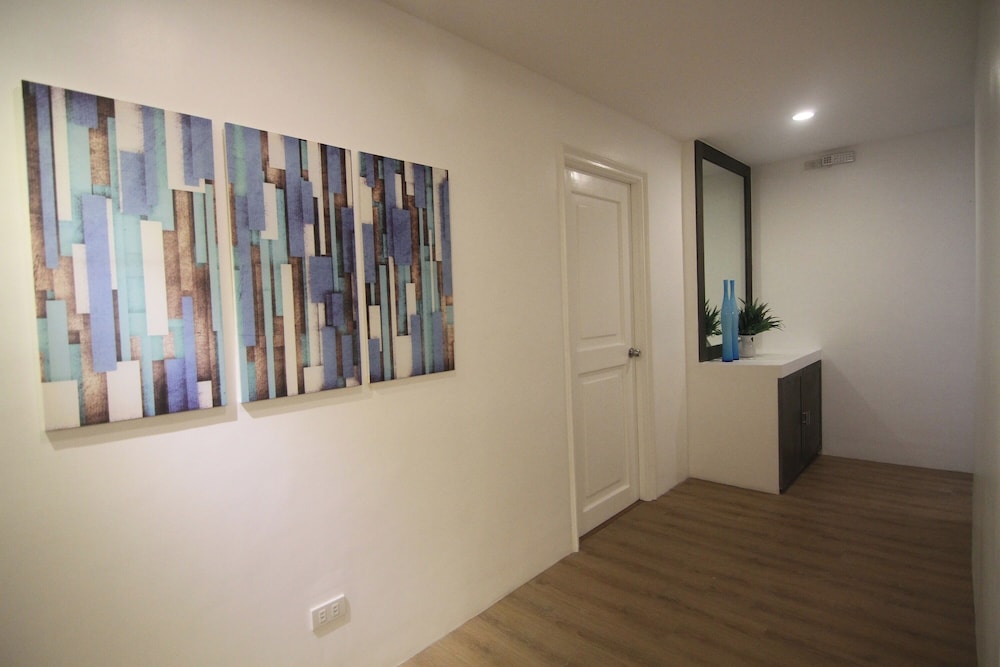 Bryan Condominium Suites 52/66